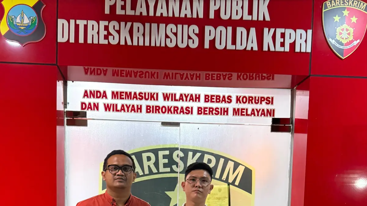Tim kuas hukum Andi Morena, yakni Fadlan dan Citra lrwan Simbolon usai membuat laporan di Subdit Cyber Ditreskrimsus Polda Kepri, Minggu (2/8/2026) malam. F Ist untuk Batam Pos