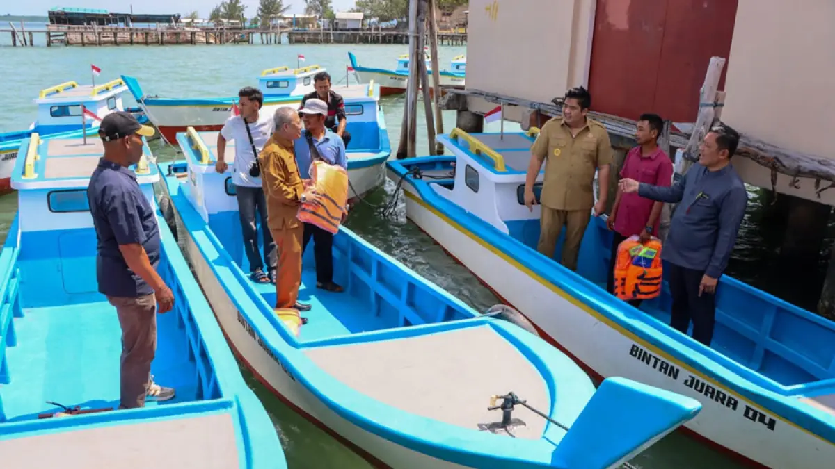 Bantuan kapal bagi kelompok nelayan di Bintan, yang diserahkan di Pelabuhan Sei Enam, Kecamatan Bintan Timur pada Senin (3/8/2026). F.Kiriman Zoko untuk Batam Pos
