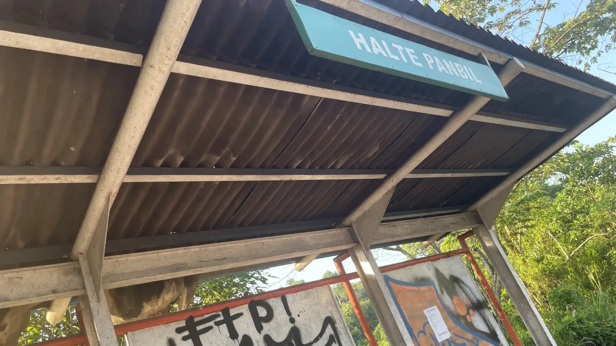 Coretan vandalisme memenuhi dinding halte Trans Batam di seberang Mall Panbil. Halte tersebut tetap digunakan warga untuk menunggu bus meski kondisinya kurang terawat, Selasa (4/8). Foto: M. Sya’ban/Batam Pos