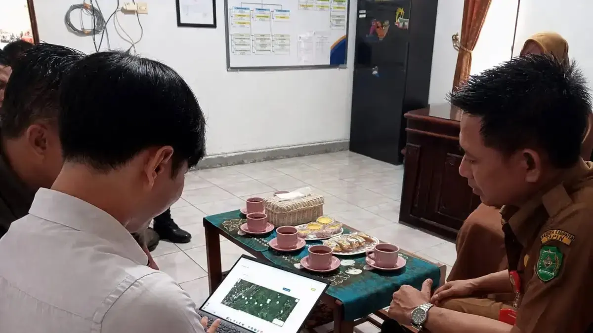 Dinas Perindustrian Kabupaten Tapin melakukan pengecekan langsung melalui sistem milik Kementerian Koperasi. (F. Radar Banjarmasin)