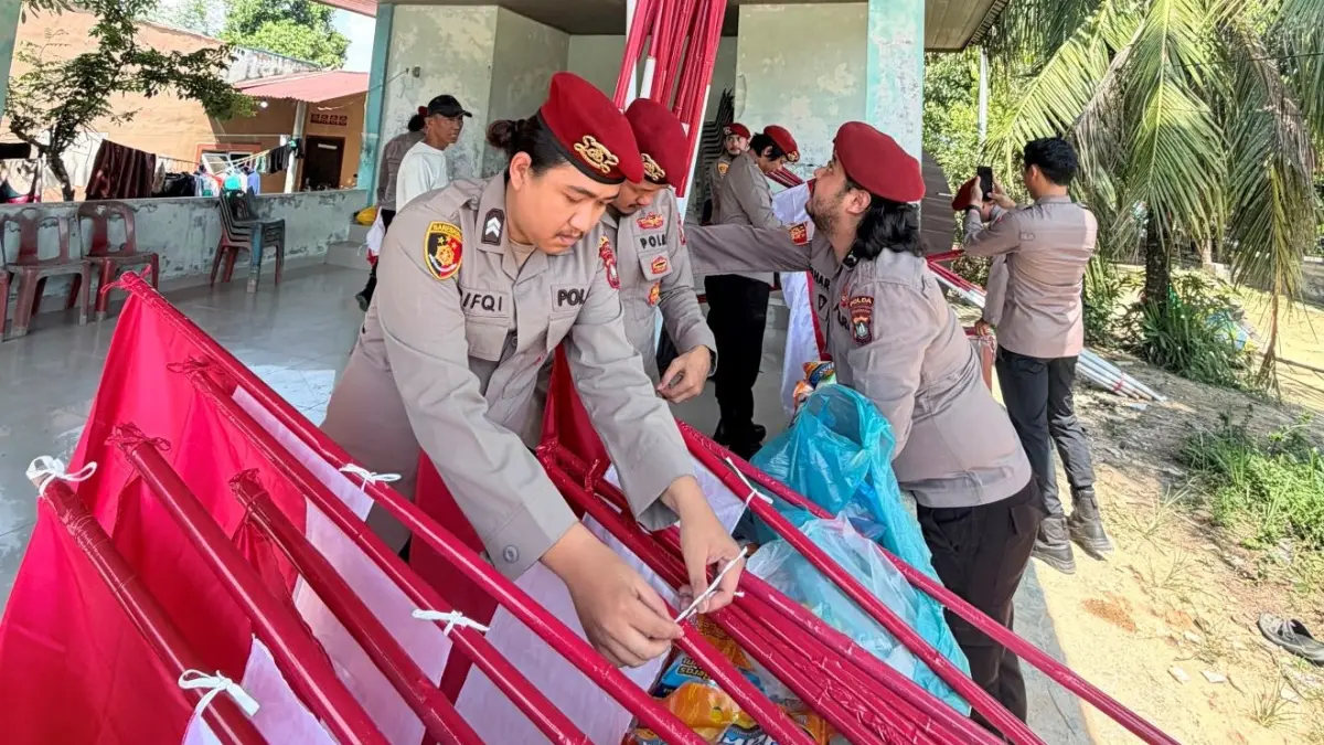 Ditreskrimum Polda Kepulauan Riau membagikan 1.500 bendera Merah Putih dan 150 paket beras kepada masyarakat di sejumlah titik di Kota Batam.