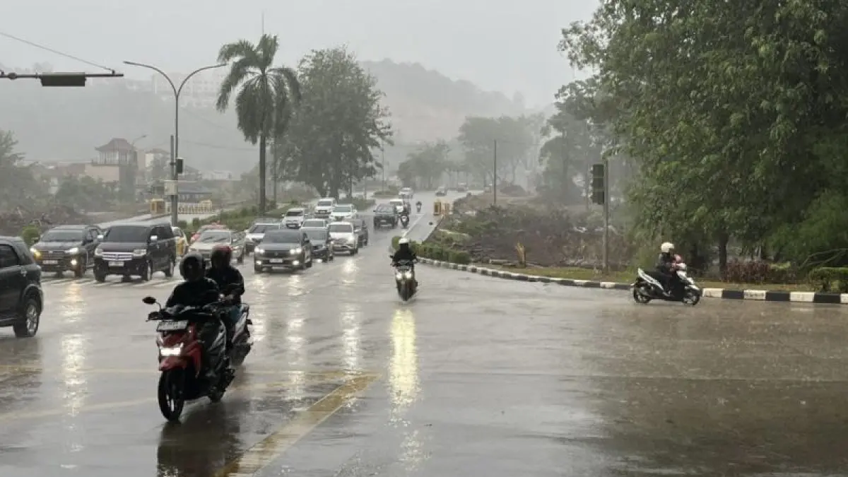 Illustrasi - Suasana hujan dan genangan air di jalan raya Laluan Madani di Batam, Kepri. ANTARA/Amandine Nadja