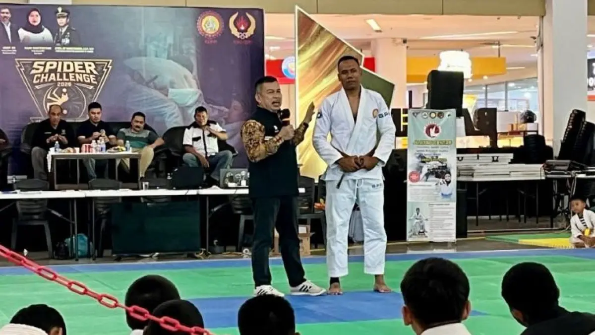 Ketua KONI Kepri Usep RS bersama atlet PON cabang jujitsu saat acara Pengprov Jujitsu di Batam, Kepri (2/8/2026). (ANTARA/Angiela)