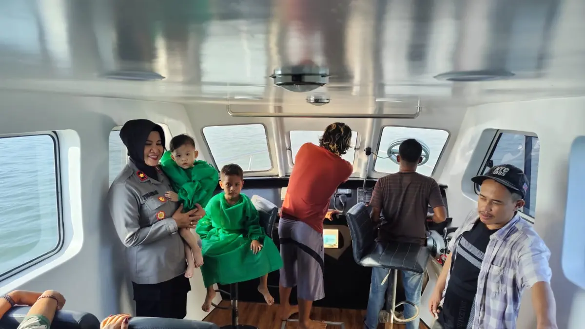 Para korban saat dievakuasi oleh Satpolairud usai tenggelam di perairan Pelabuhan SBP Tanjungpinang, Selasa (4/8). F. Mohamad Ismail/Batam Pos