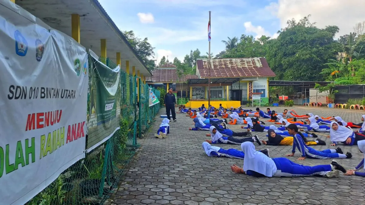 Para siswa SDN 010 Bintan Utara mengikuti kegiatan olahraga di sekolah, Selasa (4/8/2026). F.Slamet Nofasusanto/Batam Pos.