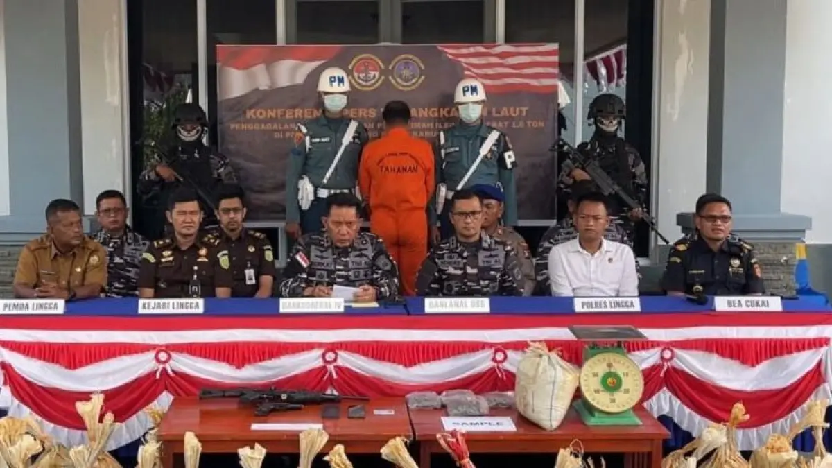 Pengungkapan kasus penggagalan penyelundupan pasir timah di Kabupaten Lingga yang digelar oleh unsur gabungan TNI AL di Lingga, Kepri, Senin (3/8/2026). (ANTARA/Angiela) 