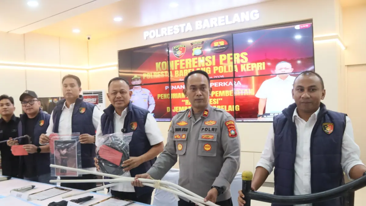 Plt Kasat Reskrim Polresta Barelang, AKP Ade Putra bersama jajaran dari Polsek Sagulung dan tim Buser saat konferensi pers rayap besi di Jembatan Barelang, Senin (3/8/2026). F Cecep Mulyana/Batam Pos