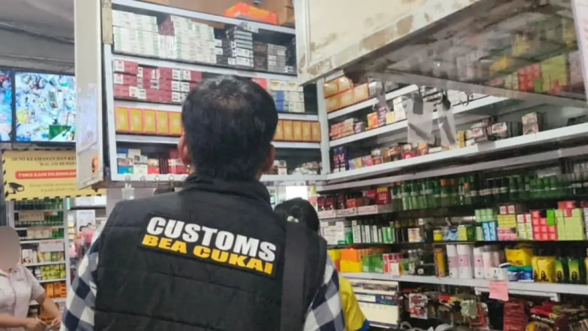 Razia rokok oleh petugas Bea Cukai di toko kelontong. F. istimewa untuk Batam Pos