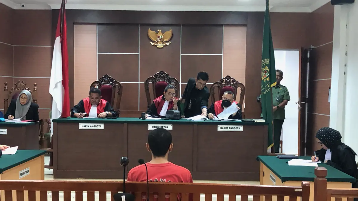 Terdakwa Rio Rahadi Saputra diadili di PN Batam dalam perkara peredaran Vape Etomidate. F,Azis/Batam Pos