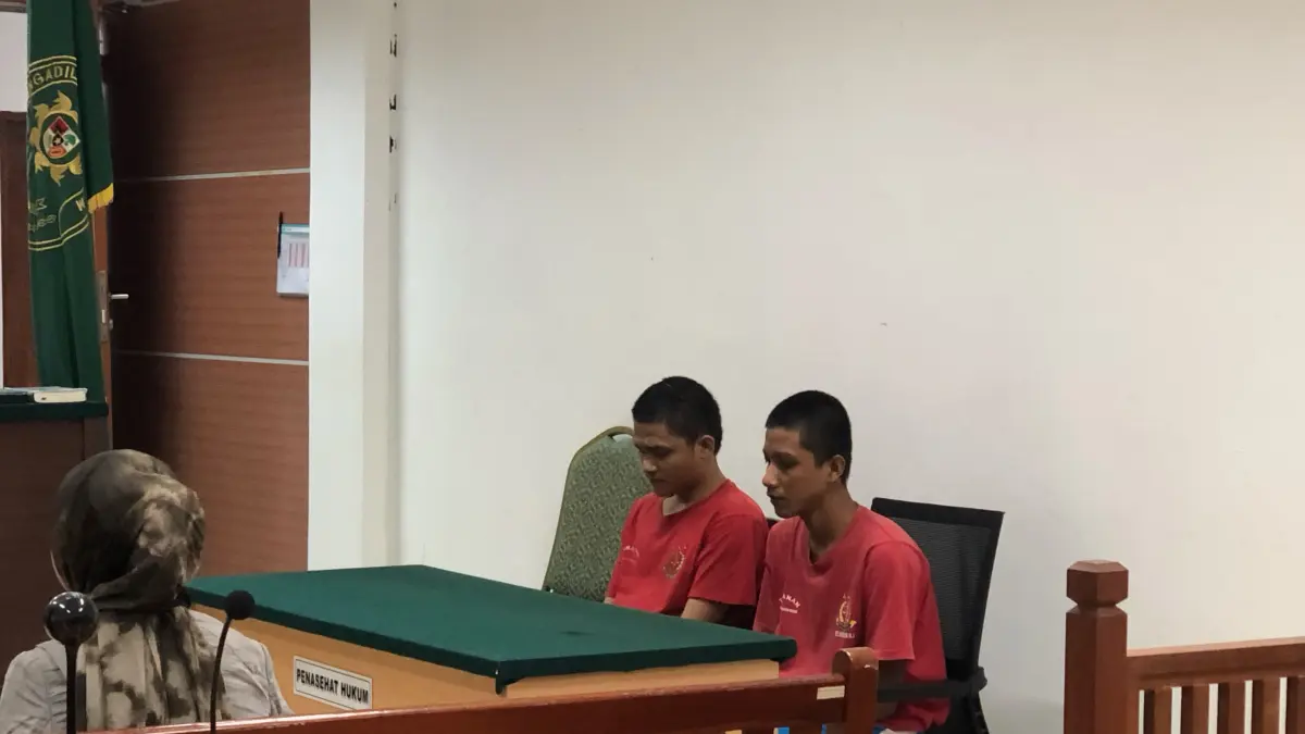 Terdakwa Rivaldy Tua Sitorus dan Suhendra Sudrajat Lubis usai menjalani sidang di Pengadilan Negeri Batam, Selasa (4/8/2026). F.Azis/Batam Pos
