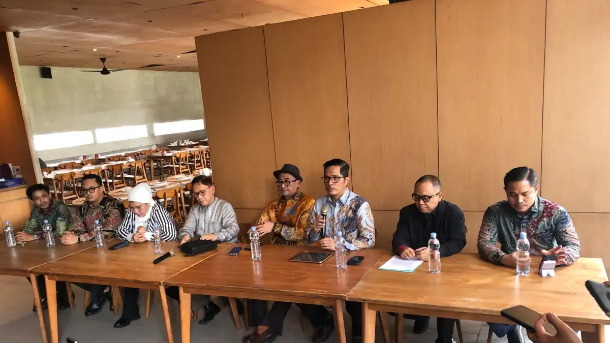 Tim Penasihat Hukum Febrie Adriansyah menyampaikan keterangan kepada awak media di Jakarta pada Selasa (4/8). Mereka berniat mengajukan pra peradilan atas proses hukum terhadap Febrie. (Sahrul Yunizar/JawaPos.com)