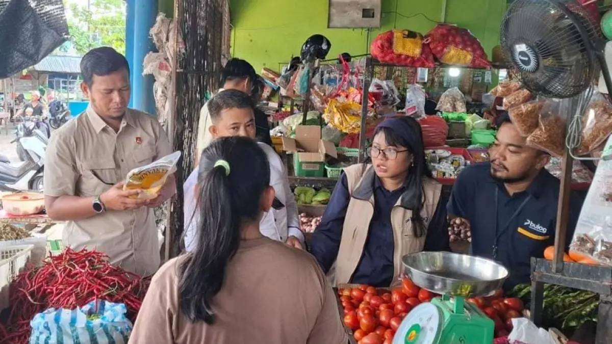Tim Satgas Pangan Kabupaten Bintan turun langsung di Pasar Barek Motor Kijang, Kecamatan Bintan Timur pada Selasa (4/8/2026). F.Kiriman Daeng Salamun untuk Batam Pos.