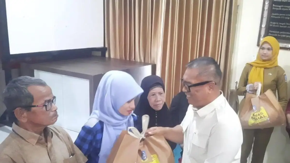 Wagub Kepri Nyanyang Haris Pratamura menyerahkan bantuan sembako secara simbolis kepada warga di Kantor Kecamatan Tanjungpinang Timur, Kota Tanjungpinang, Selasa (4/8/2026). ANTARA/Ogen