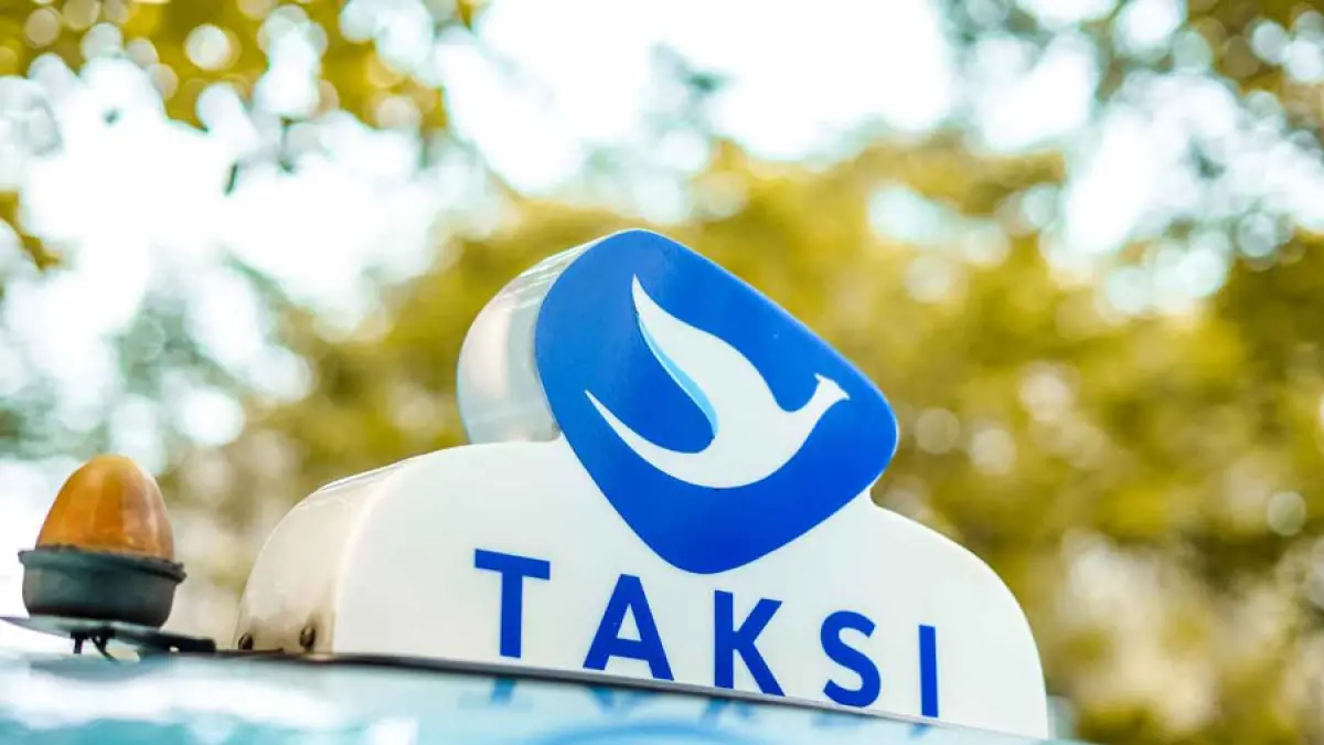 Armada taksi Bluebird melayani penumpang di salah satu kawasan perkotaan. PT Blue Bird Tbk membukukan pendapatan Rp2,97 triliun pada semester I 2026, tumbuh 11,3 persen dibandingkan periode yang sama tahun lalu, didorong kinerja layanan taksi, shuttle Cititrans, serta bisnis mobilitas lainnya. F. Dok. Bluebird