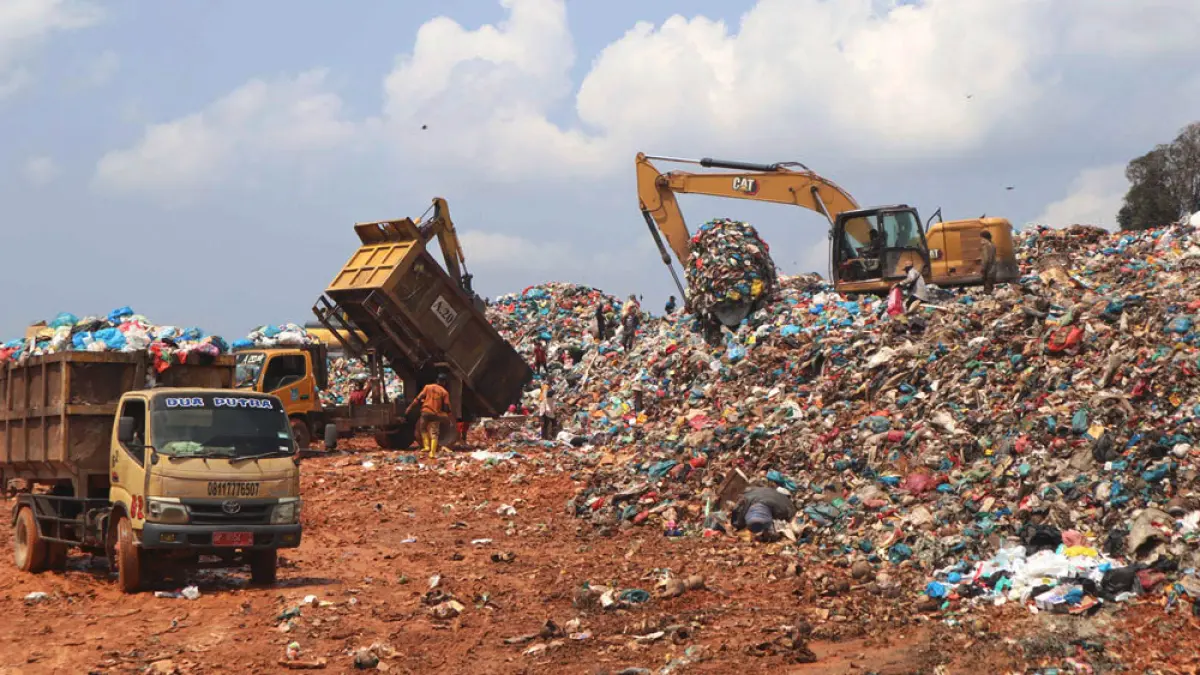 Alat berat digunakan untuk menata sampah di kawasan TPA Punggur, Nongsa, beberapa waktu lalu. Blok landfill baru di area ini disiapkan untuk mengakomodir penambahan volume sampah. Foto: Cecep Mulyana/Batam Pos