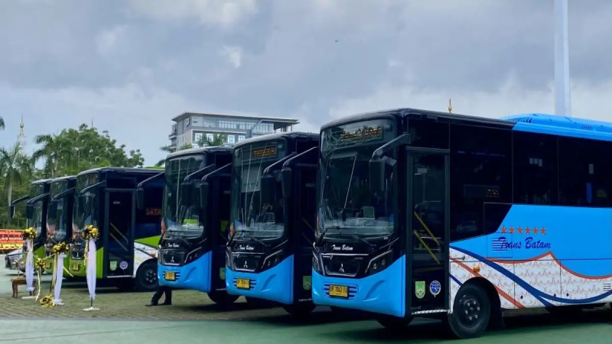 Beberapa bus Trans Batam berjejer di Dataran Engku Puteri Batam, Kepri (26/5/2026). (ANTARA/Amandine Nadja)