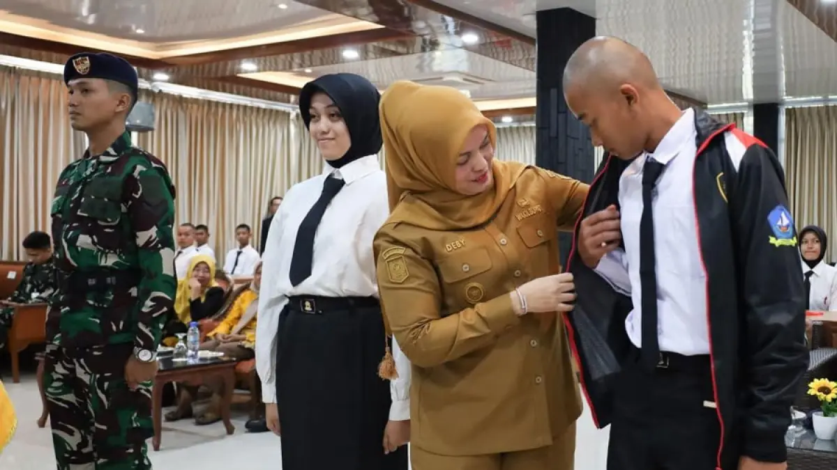 Calon Paskibraka dikenakan jaket saat pembukaan pusdiklat di aula Kawal River Resort, Selasa (4/8/2026) sore. F.Kiriman Andi untuk Batam Pos.