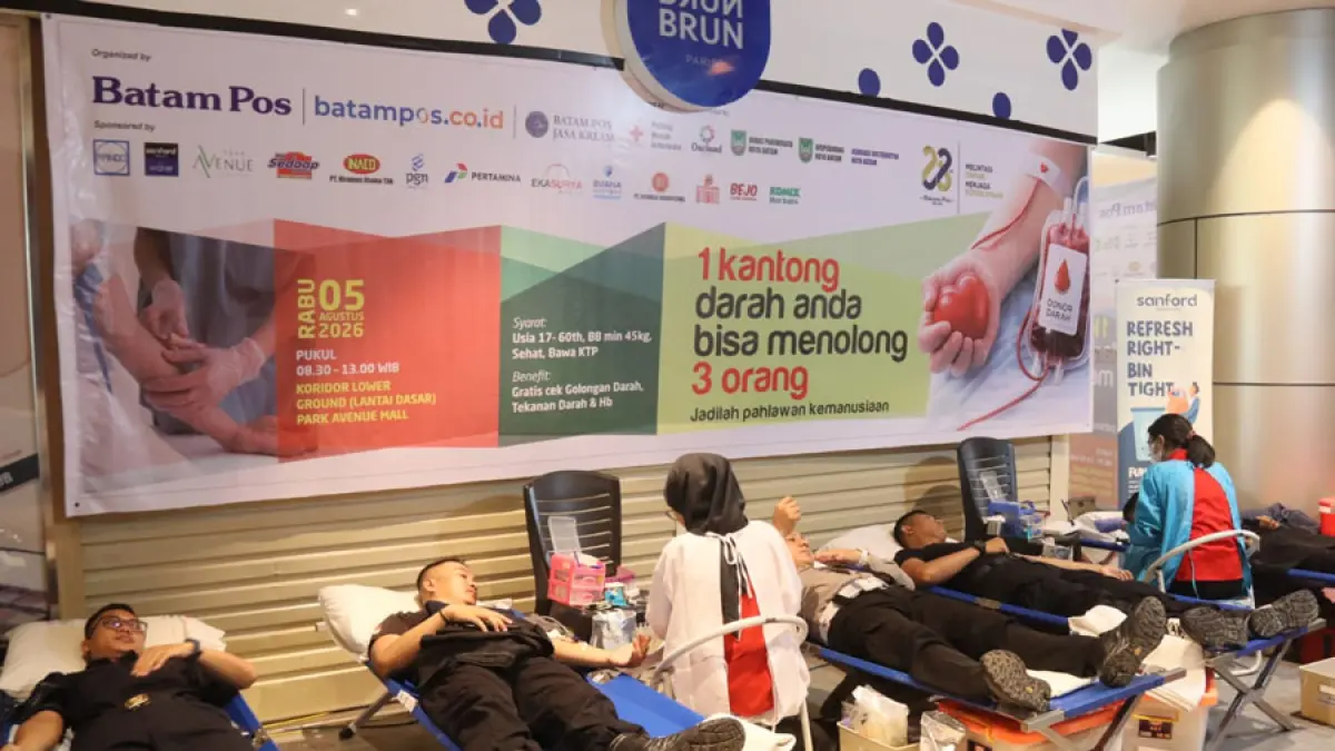 Peserta mengikuti kegiatan donor darah dalam rangka Hari Ulang Tahun (HUT) ke-28 Batam Pos di Lobby Park Avenue Mall, Batam Kota, Rabu (5/8/2026). Dalam 30 menit pertama pelaksanaan, sebanyak 40 orang berhasil mendonorkan darah, sementara panitia menargetkan 400 pendonor selama kegiatan berlangsung. F. Cecep Mulyana / Batam Pos
