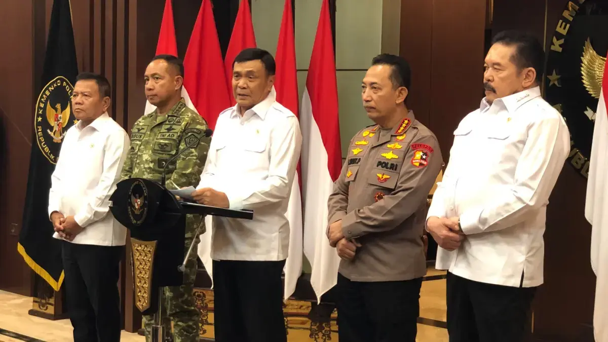 Menko Polkam Djamari Chaniago bersama kapolri, panglima TNI, jaksa agung, dan kepalaBIN menyampaikan keterangan kepada awak media di Jakarta terkait dengan situasi kamtibmas Agustus 2026. (Sahrul Yunizar/JawaPos.com)