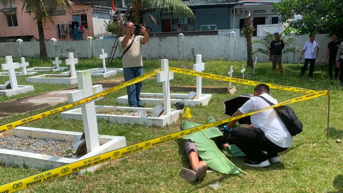 Pekerja renovasi makam saat ditemukan tewas di TMP Tanjungpinang, Rabu (5/7). F. Mohamad Ismail/Batam Pos