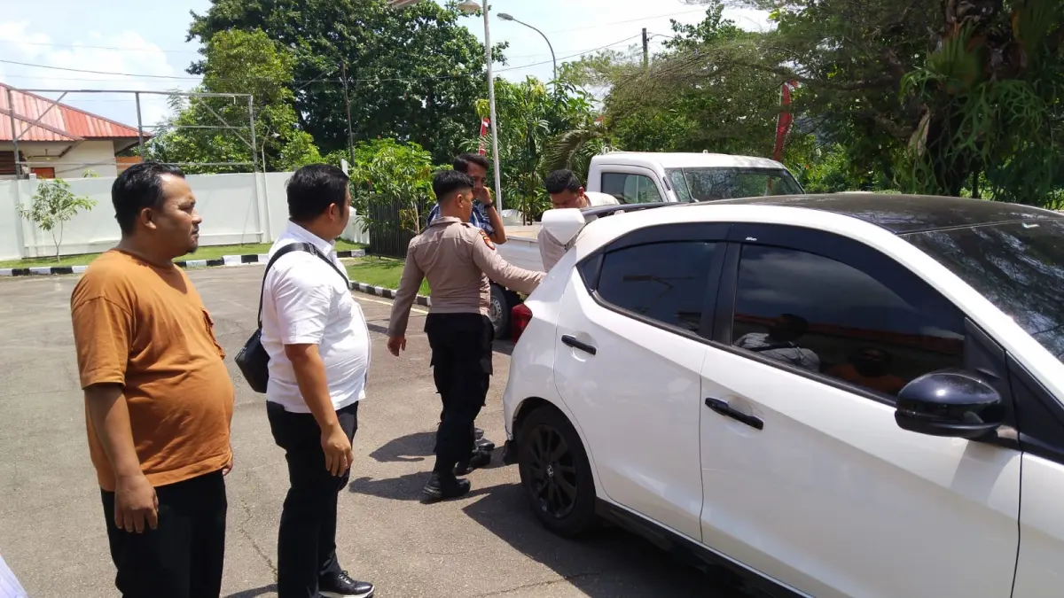 Penyidik Polsek Sekupang mengirim IM, tersangka pencabulan balita ke Kejaksaan. F.Rengga/Batam Pos
