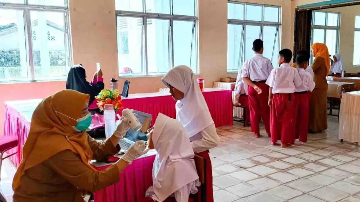 Petugas kesehatan memeriksa sejumlah pelajar SD di Tanjungpinang. F. Dinas Kesehatan Tanjungpinang