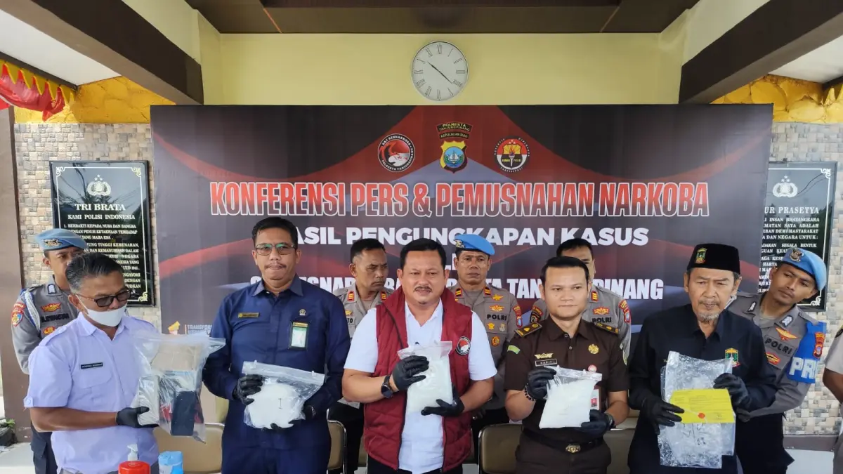Polisi saat menunjukan barang bukti sabu seberat 2,9 kilogram di Mapolresta Tanjungpinang, Rabu (5/8). F. Mohamad Ismail/Batam Pos