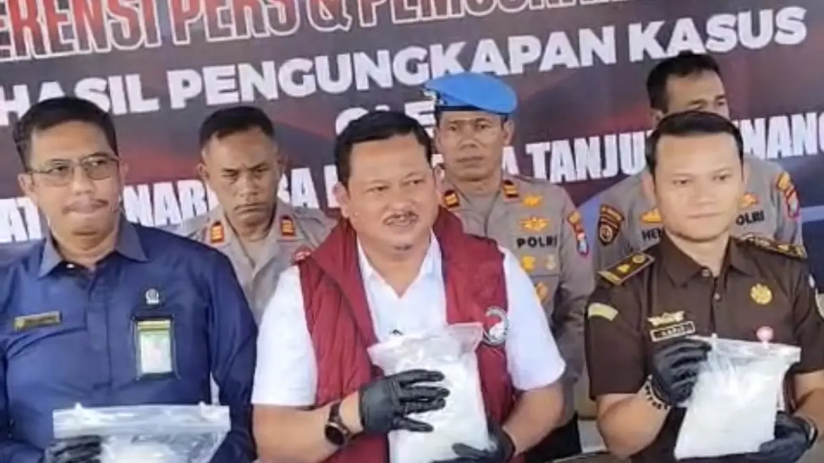 Polisi saat menunjukan barang bukti sabu seberat 2,9 kilogram di Mapolresta Tanjungpinang, Rabu (5/8/2026). F. Mohamad Ismail/Batam Pos
