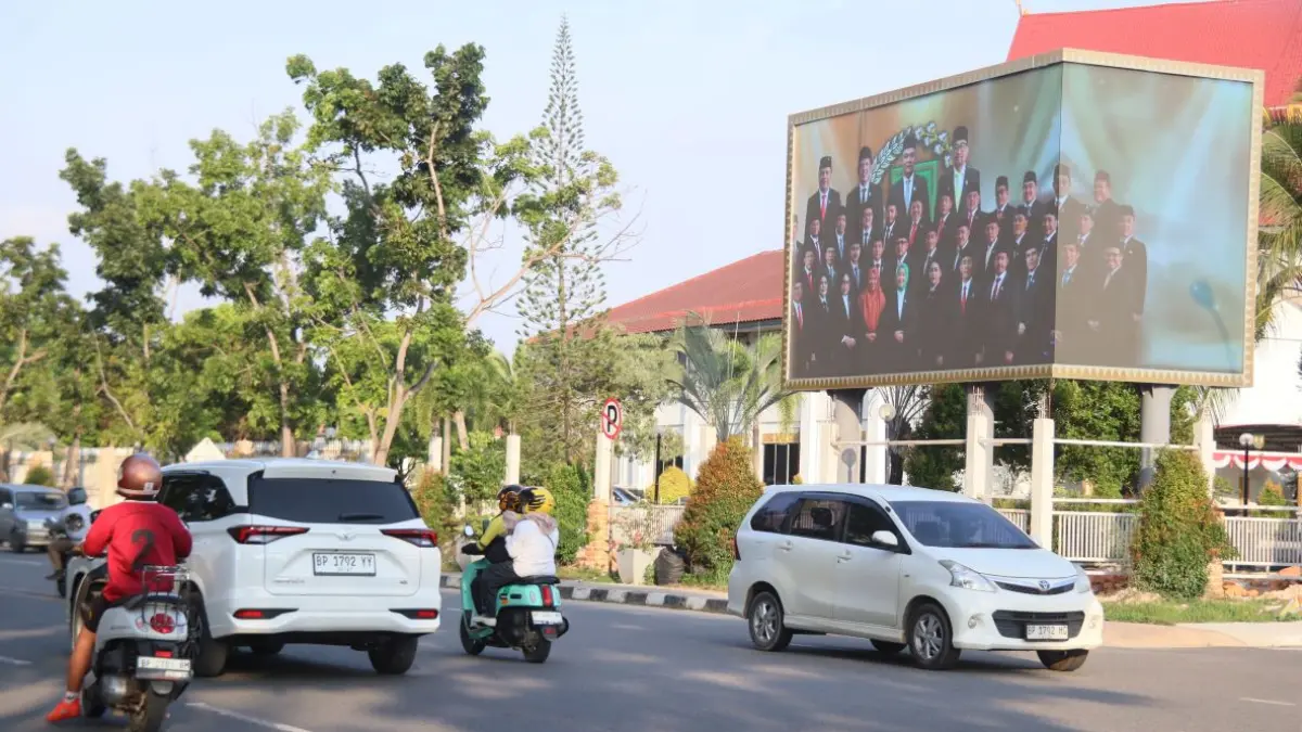 Sejumlah kendaraan melintas didepan videotron yang terpasang di depan kantor DPRD BATAM, Rabu (5/7). F Cecep Mulyana/Batam Pos