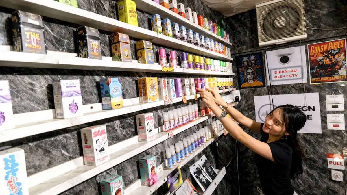 Seorang penjual menata cairan rokok elektronik (Vape Liquid) di salah satu toko di Kendari, Sulawesi Tenggara, Rabu (8/4). Kemenkes minta anak dijauhkan dari paparan promosi negatif di medsos. Foto: ANTARA/HO-BPBD Kota Padang