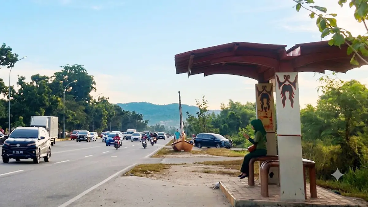 SEORANG warga menunggu bus di halte kawasan Legenda Malaka, Batam, Selasa (4/8). Dinas Perhubungan Kota Batam berencana menambah halte baru untuk meningkatkan layanan transportasi umum. Foto: CECEP MULYANA/BATAM POS