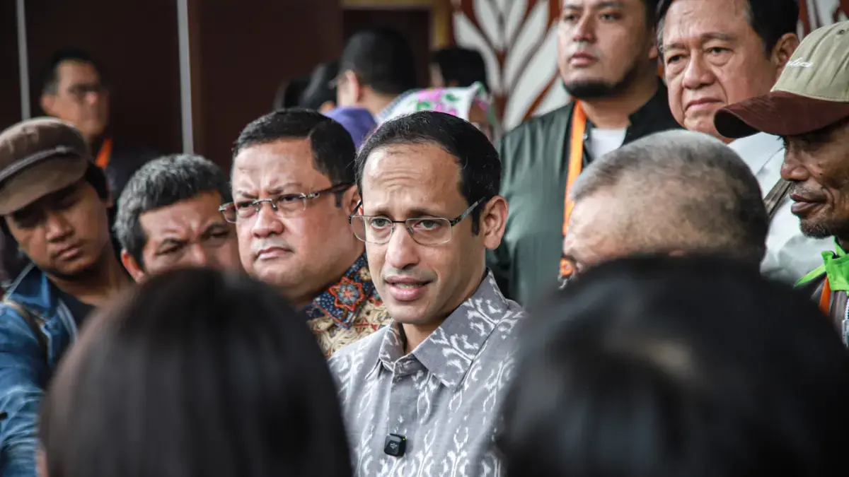 Terpidana kasus korupsi pengadaan laptop berbasis Chromebook Nadiem Makarim didampingi kuasa hukumnya keluar usai menjalani sidang banding di Pengadilan Tinggi Jakarta, Rabu (05/08/2026). (Hanung Hambara/Jawa Pos)