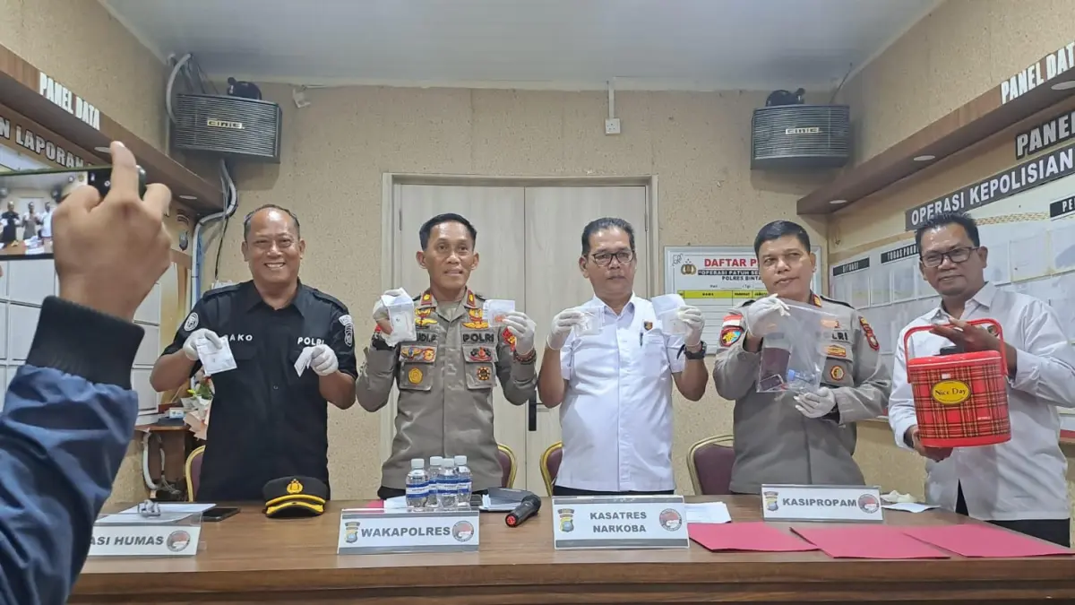 Wakapolres Bintan Kompol Rudi Prasetyo bersama Kasatresnarkoba Polres Bintan Iptu Onny Chandra menunjukkan barang bukti sabu hasil pengungkapan kasus narkotika saat konferensi pers di Mapolres Bintan, Rabu (5/8). Foto: Slamet Nofasusanto/Batam Pos