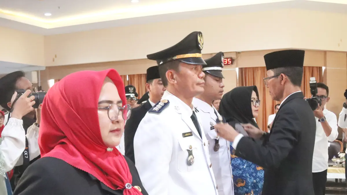 Walikota Batam Amsakar Achmad melantik Pimpinan Tinggi Pratama, Administrator, pengawas, Fungsional dan Kepala Sekolah di lingkungan Pemko Batam,  di kantor Pemko Batam, Rabu (5/8). F Cecep Mulyana/Batam Pos