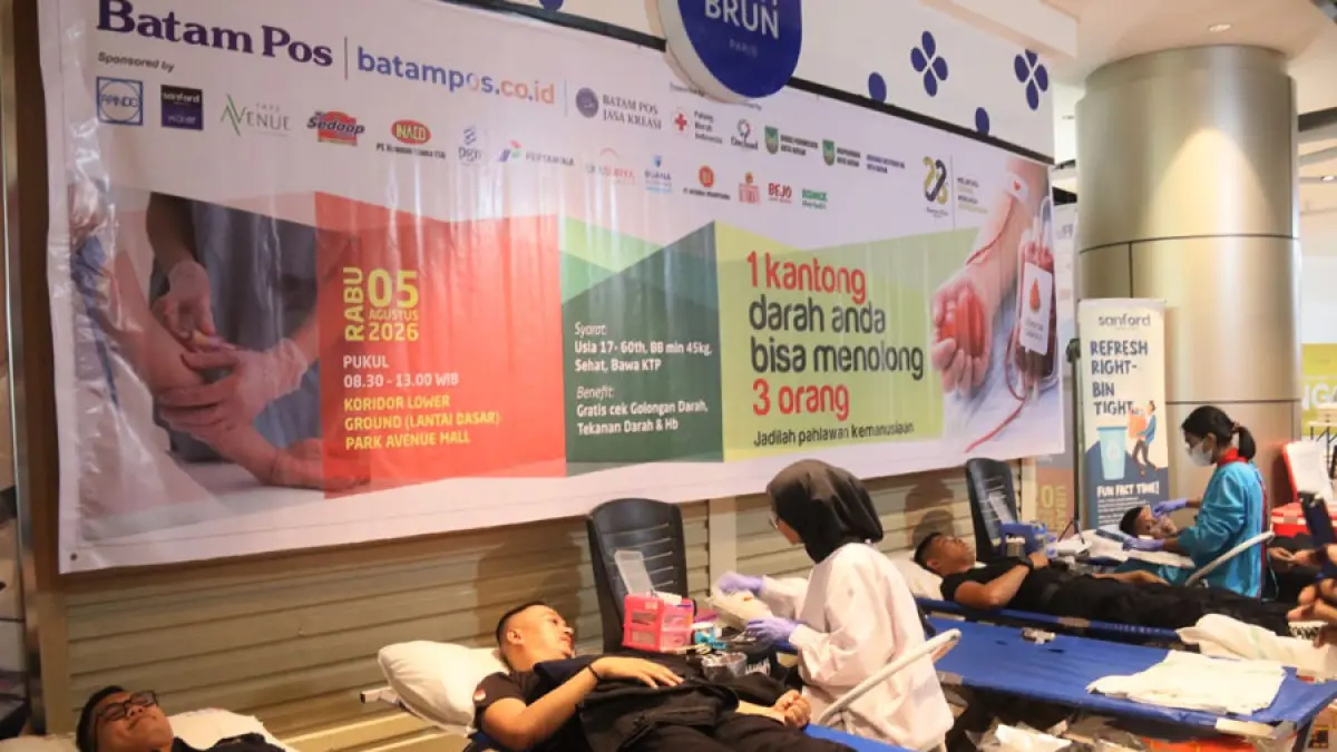 Warga mengikuti kegiatan donor darah yang digelar Batam Pos di Park Avenue Mall, Batam Kota, Rabu (5/8), dalam rangka memperingati HUT ke-28 Koran Batam Pos. Batam Pos adalah koran pertama yang terbit di Kota Batam . F. Cecep Mulyana / Batam Pos