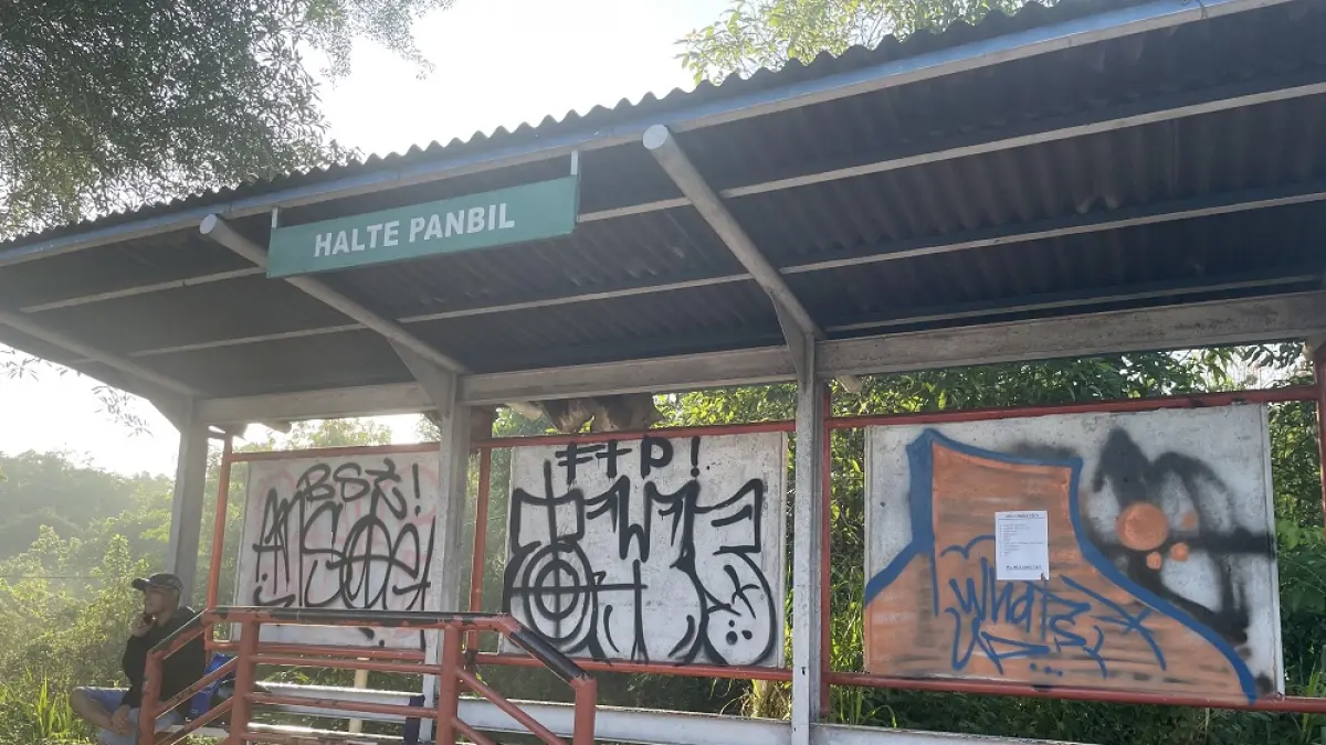 Coretan vandalisme memenuhi dinding halte Trans Batam di seberang Mall Panbil. Halte tersebut tetap digunakan warga untuk menunggu bus meski kondisinya memenuhi coretan, Selasa (4/8). Foto: M. Sya’ban/Batam Pos