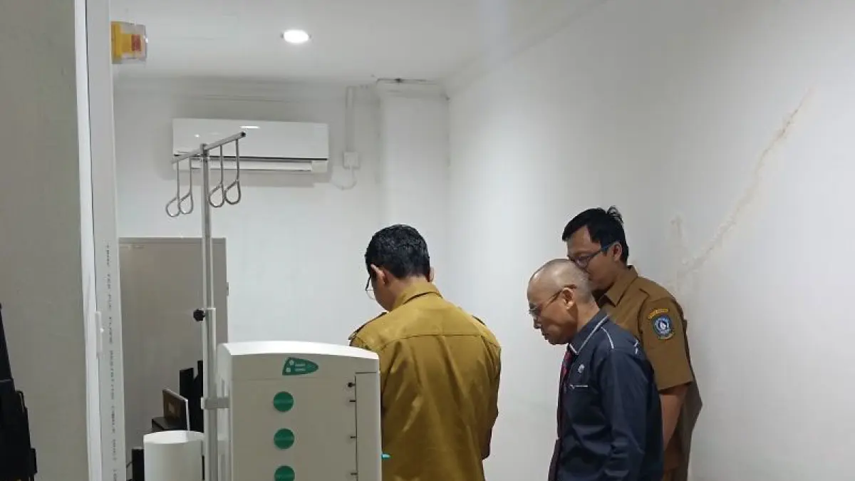 Direktur RSUD Raja Ahmad Tabib Provinsi Kepulauan Riau (Kepri) Bambang Utoyo (kanan) meninjau ruang layanan MRI, Rabu (5/8/2026). ANTARA/Ogen 