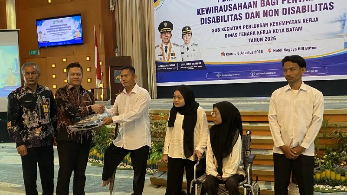 Disnaker Batam dan Kementerian Ketenagakerjaan saat memberi atribut pelatihan kerja kepada peserta penyandang disabilitas di Batam, Kepri, Kamis (6/8/2026). (ANTARA/Amandine Nadja)
