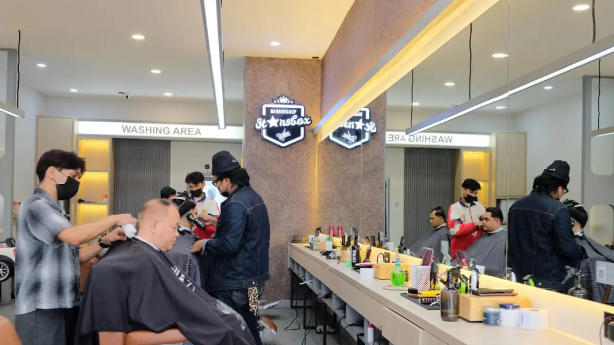 
Founder Starsbox Indonesia membagikan langkah membangun bisnis barbershop dari nol, mulai riset pasar, SOP, legalitas, hingga pemasaran digital.