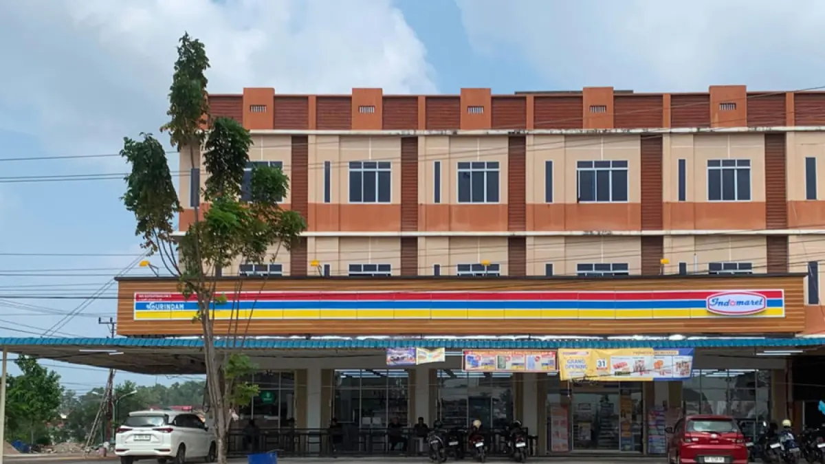 Gerai Indomaret yang sedang dibangun di Jalan WR Supratman, Tanjungpinang. Pemerintah Kota Tanjungpinang menargetkan pembangunan 25 gerai Indomaret hingga 2027 untuk mendorong investasi dan membuka lapangan kerja baru. F. Mohamad Ismail/Batam Pos