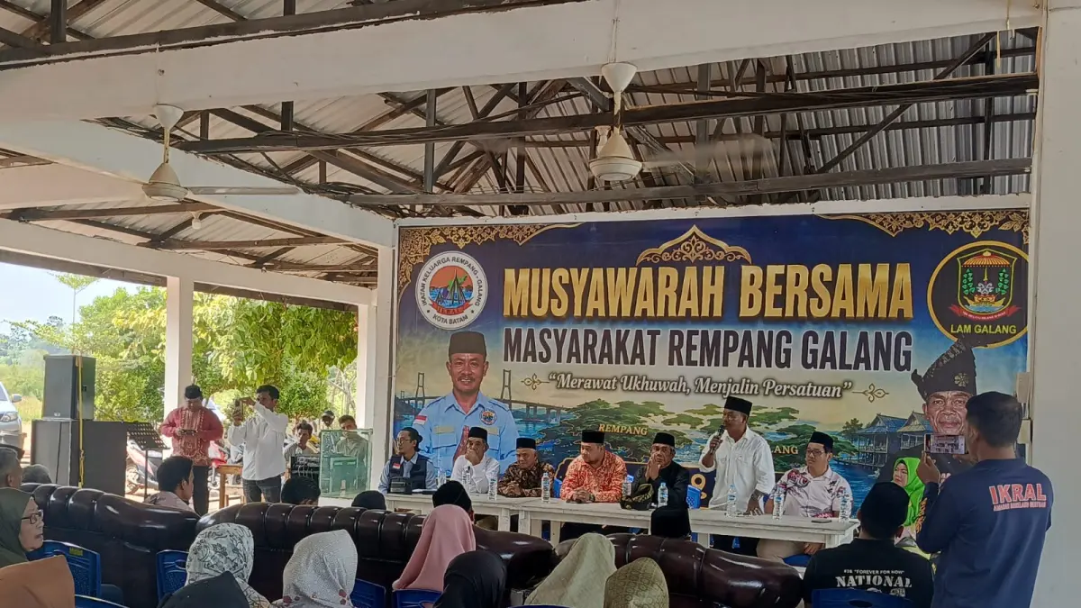 Ikatan Keluarga Rempang Galang (IKRAL) menggelar musyawarah bersama masyarakat Rempang Galang, di Pantai Vio Vio, Kamis (6/8/2026). F.Eusebius/Batam Pos