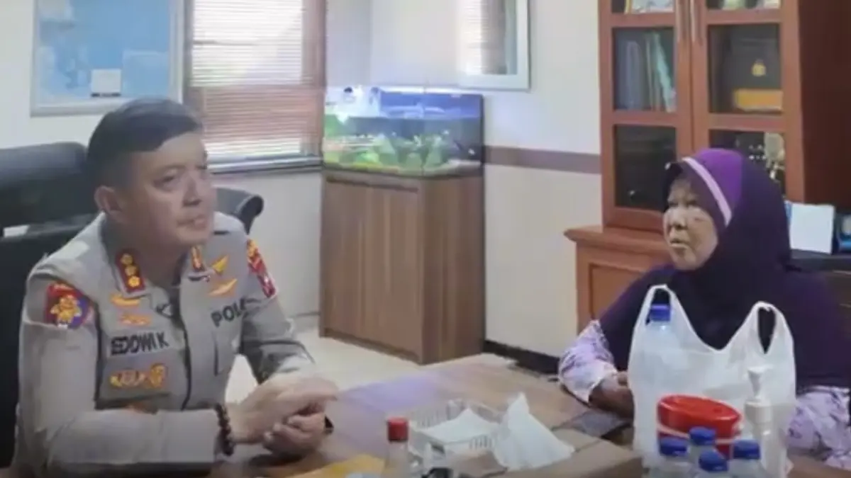 Kabid Propam Polda Kepri, Kombes Pol Eddwi Kurniayanto saat memberikan bantuan ke Rohila Wati, korban penipuan online di Mapolda Kepri, Kamis (6/8/2026). F.istimewa untuk Batam Pos