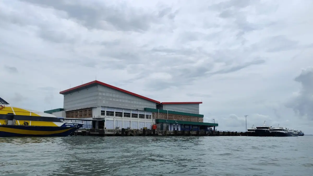 Kapal Ferry saat bersandar di ponton domestik Pelabuhan SBP Tanjungpinang. F. Mohamad Ismail/Batam Pos