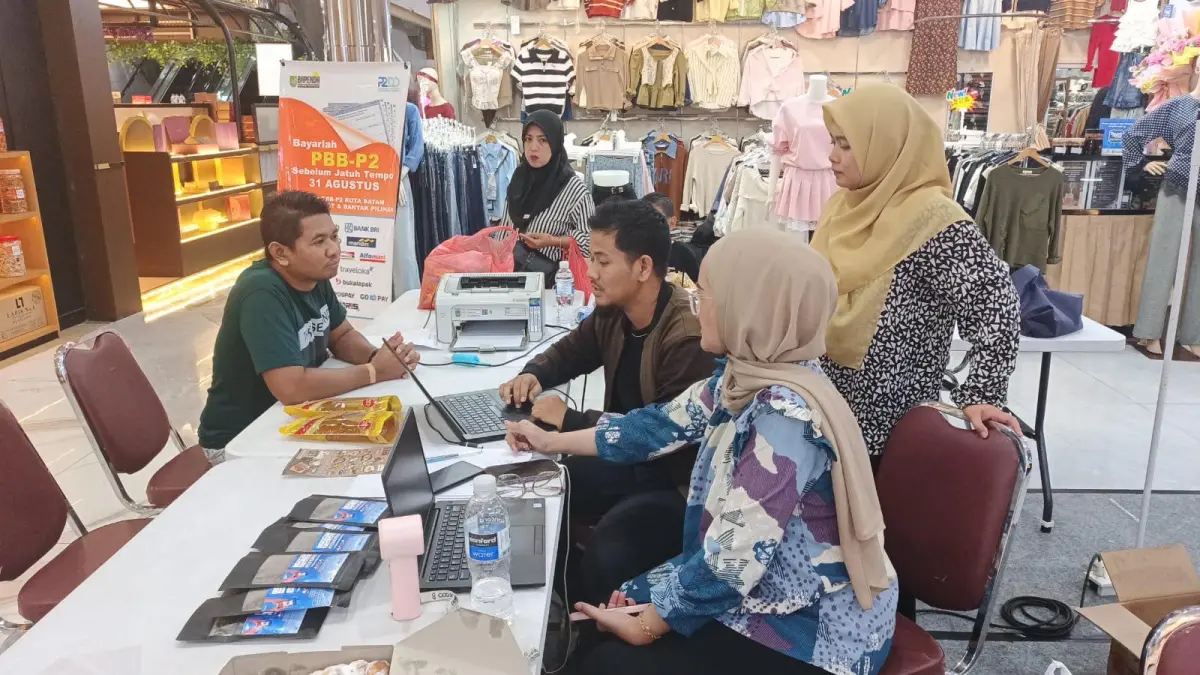 Masyarakat memanfaatkan layanan Si Bijak Goes to Mall untuk membayar PBB-P2 dan mengurus administrasi perpajakan di salah satu pusat perbelanjaan di Batam. Foto: M. Sya