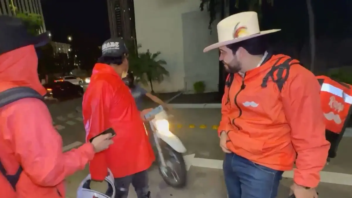Momen sesaat Influencer TikTok Meksiko César Gastélum (kanan) tewas ditembak saat live streaming di Culiacán. F. Tangkapan Layar