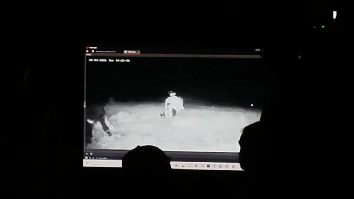 Monitor yang menunjukkan pasukan melakukan penerjunan dari pesawat (Kelompok Depan Operasi Lintas Udara) sebagai salah satu latihan tempur di sekitar Drop Zone Bandara Dabo Singkep di Lingga, Kepri, Selasa (4/8/2026). ANTARA/Angiela