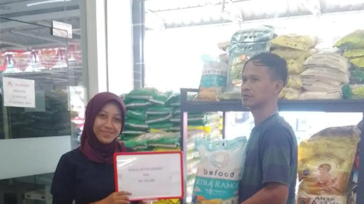 Petugas swalayan sedang melayani pembeli beras premium Bulog. F. istimewa untuk Batam Pos