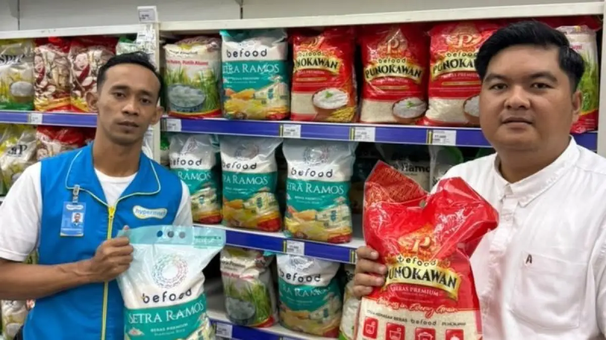 Pihak Bulog Batam bersama dengan pihak ritel modern dengan produk beras premium Bulog di Batam, Kepri. (ANTARA/HO-Bulog Batam)