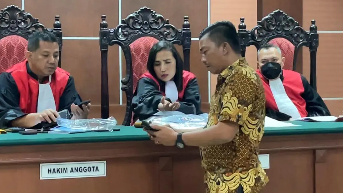 Roy Simanungkalit, ayah almarhum Bripda Natanael Simanungkalit, memberikan kesaksian dalam perkara dugaan penganiayaan yang berujung kematian putranya di PN Batam, Kamis (6/8/2026). F.Azis Maulana/Batam Pos
