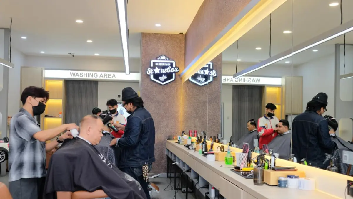 Sejumlah barber melayani pelanggan di barbershop Starsbox Indonesia. F. Dokumentasi Starsbox Indonesia